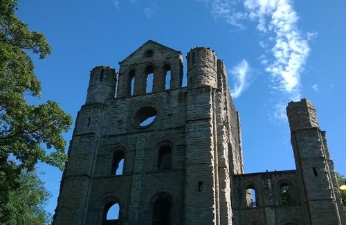 Kelso Apartment | A light & spacious flat, overlooking ruins of Kelso Abbey, close to town centre.