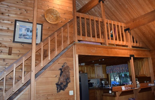 Fort Bragg House | A Little Hidden Gem. All-Cedar, Dog Friendly Home, Hot Tub & Short Walk to Beach