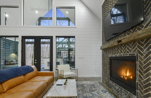 Broken Bow Cabin | A Little Toasty - Romantic Honeymoon-Style Studio Cabin, Hot Tub, Wine Fridge