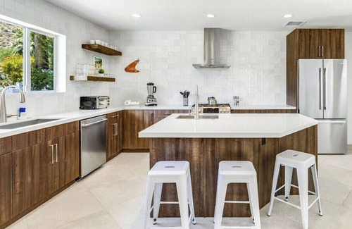 The Mesa House | A+ LOCATION close to downtown in the quiet Mesa enclave! Hot Tub. Fire Pit.