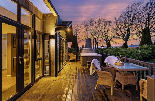 Brayford Cabin | A lodge that sleeps 4 guests in 2 bedrooms