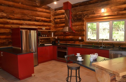 Lac-Saint-Paul Ski Chalet | A log home with a meadow roof! On the edge of a beautiful lake !