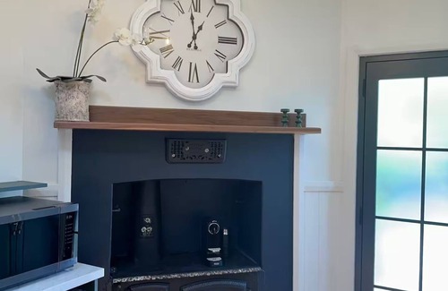 Swansea House | A lovingly restored cottage with beautiful Lake Macquarie less than 100m away.