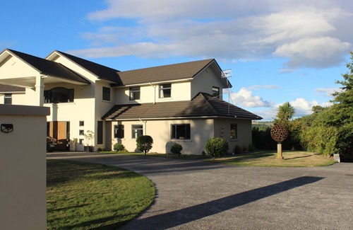 Rangatira Park Apartment | A luxurious 2 bed 2 bathroom studio with dining/living/ kitchen and river views