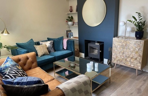 Chichester House | A luxurious 2 bed house in central Chichester. Courtyard garden and parking.