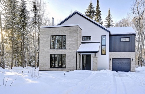 Lac Superieur Village Ski Chalet | A Luxurious 4-Bedroom Next to Mont-Tremblant ski