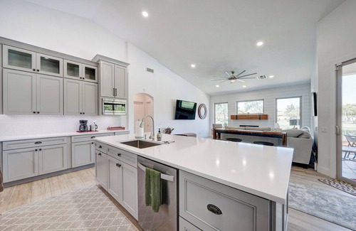 Chandler House | A Luxurious Waterfront Home awaits you!
