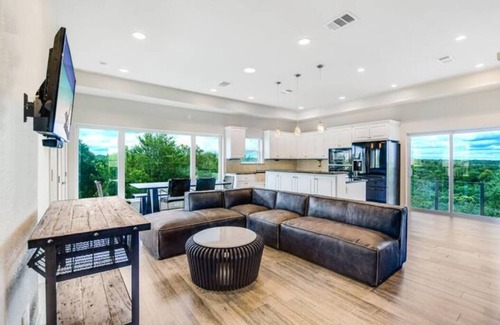 Cedar Creek House | A Luxury Hilly Riverside Resort