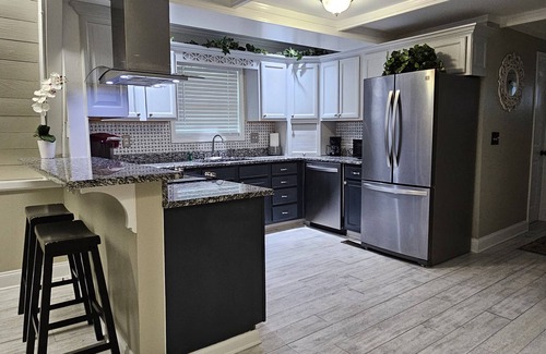 Warwick House | A-mazing clean and cozy Lakefront cottage! (Specials available)