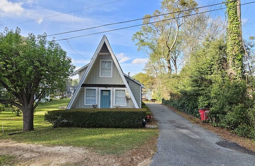 Warwick House | A-mazing clean and cozy Lakefront cottage! (Specials available)