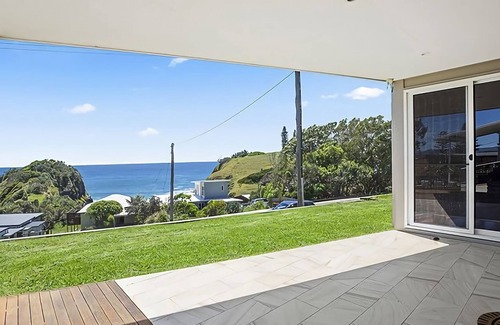Scotts Head Apartment | A modern home with high-end finishings and open plan living
