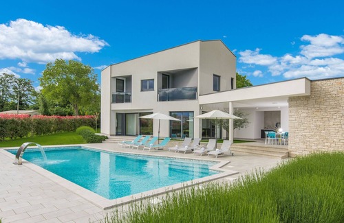 Kringa Cottage | A modern luxury villa with a crystal-clear swimming pool and cultivated garden