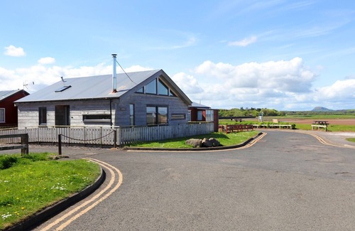Dunbar Apartment | A modern, seafront chalet offering stunning beach views of Belhaven Bay.