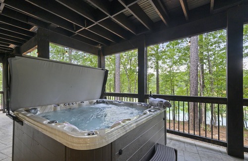 Broken Bow Cabin | A new, cozy, modern rustic cabin on the water – close to all of the Pine Lake amenities.