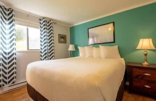 Alert Bay Cabin | (A) Oceanview Captain's Cabin (non pet friendly)