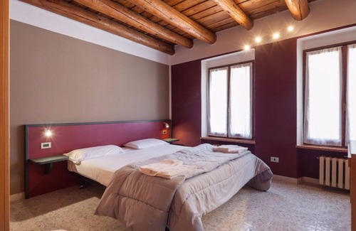 Caprino Veronese Bed & Breakfast | A old inn That is an Italian Landmark . About 200 Years old "suite 1"