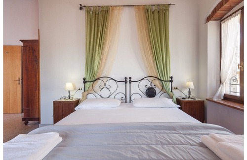 Caprino Veronese Hotel | A old inn that is an italian landmark . about 200 years old "SUITE 3"