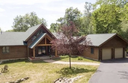 Hudson Cabin | A peaceful stay at the Timber Castle - 10 minutes from downtown