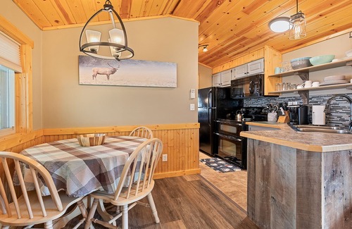 Maggie Valley Cottage | A Perfect Mountain Getaway - Cottage on the Creek