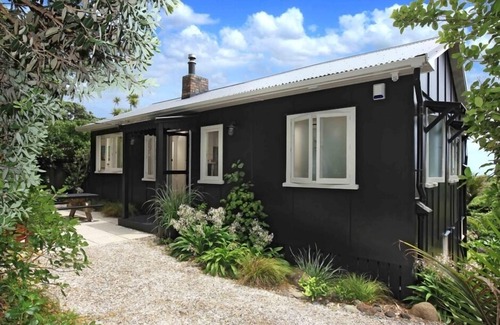 Piha House | A Perfect place in Piha a two minutes walk to the beach from the Bach.