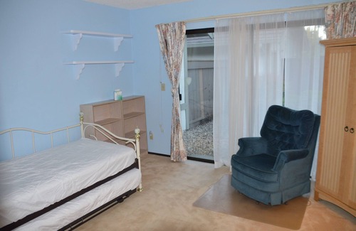 Ardenwood House | A personal oasis! A single story home in a resort with spacious rooms and yard !