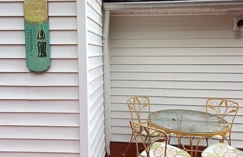 Newton House | A Piece of Paris (West unit) - 5 min walk to Historic Downtown Newton