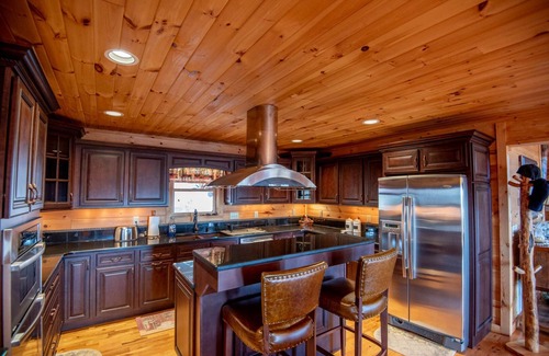 Grassy Creek Cabin | A Place to Bring Everyone Together | Fraser Creek Lodge | Hot Tub & Pool Table