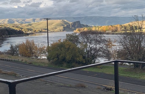 Lewiston House | A place to GATHER on the Mighty Snake. SPACIOUS 5 bedroom, Hot Tub and VIEW!