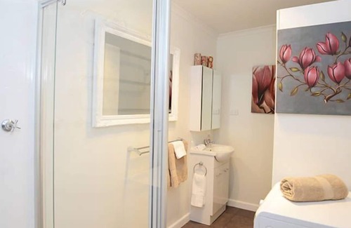 Newington Cottage | A Place To Stay - The Stables @ Smith St