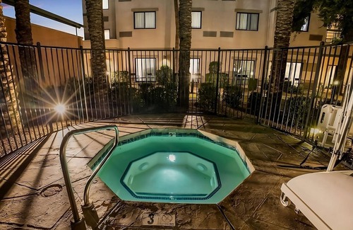 Chandler Apartment | A Place You'll Surely Enjoy! Pool, Pet-friendly! Near Desert Botanical Gardens