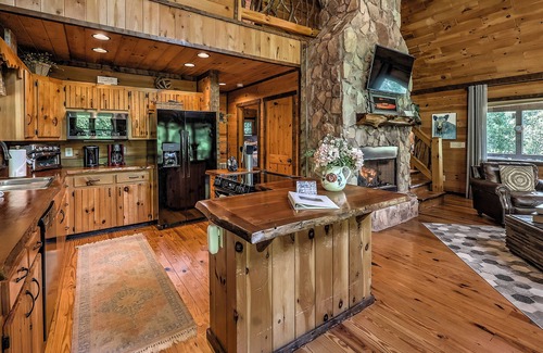 Foxfire Estates Cabin | "A Point of View" - Cozy Cabin. Long Range View. All paved roads.