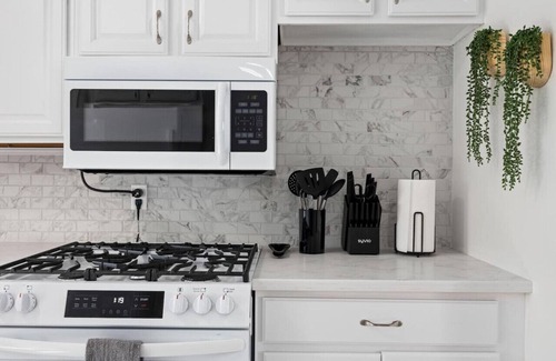 Peoria Heights House | A Pop of Color - 3BD in the Heights w/3 King Beds