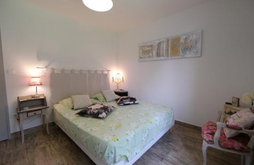 Taillades House | A pretty family house located in a tranquil area with a pretty view of the Luberon range.
