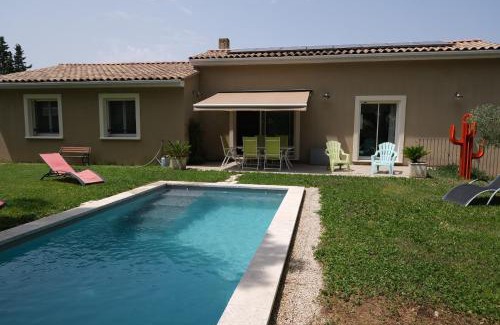 Taillades House | A pretty family house located in a tranquil area with a pretty view of the Luberon range.