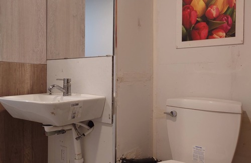 Richmond Hill House | A Private room and bathroom at PandaMotelDotCom