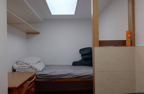 Richmond Hill House | A Private room and bathroom at PandaMotelDotCom