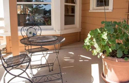 Ashbury Heights Apartment | A quiet apartment on a tree line street in the middle of the city