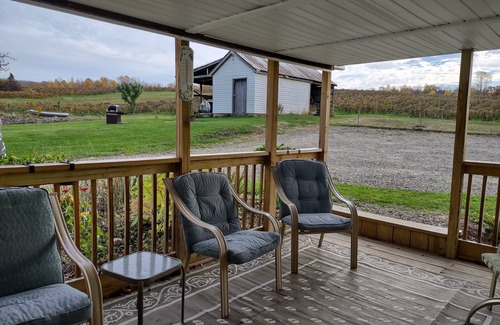 Ripley Apartment | A quiet country setting on a working grape farm.