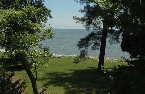 Cape Anne House | A quiet, family retreat home on the Chesapeake Bay, south of Annapolis MD