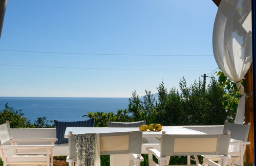 Ammoudara House | A quiet, garden and sea view villa