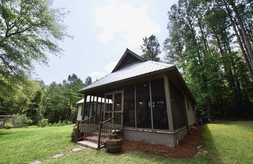 Laurel Cottage | A quiet peaceful getaway that is surrounded by beautiful trees and wild life.