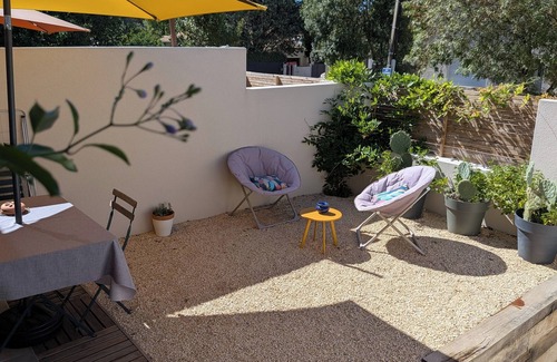 Teyran Apartment | A quiet room with a private courtyard