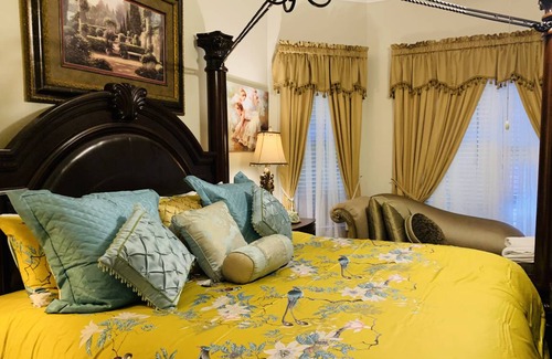 Cliftondale House | A Rare Gem. ! Perfect Getaway !20 Min Frm Airport. Luxury home, 6 bedrooms