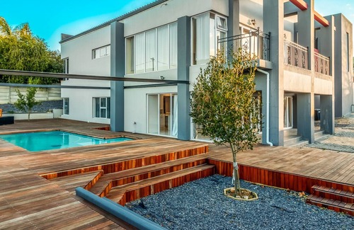 Eikenbosch House | A Rare Minimalist concept in a Quiet Location with Heavenly's view