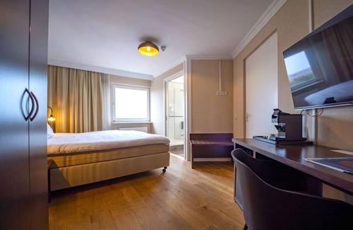 Vlissingen Hotel | A Relaxing Beachfront Stay with Onsite Dining, Just Steps from Vlissingen’s Best