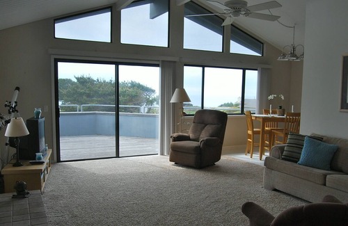 Manchester House | A relaxing home with electric fireplace, smart tv, free wifi, ocean view