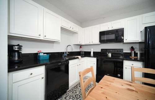 Oak Haven Apartment | ~[A] River Bank Repose Sleeps 6 Private Units~