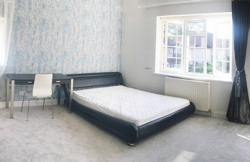 Whitton House | A room in a beautiful house 0.8M from Twickenham stadium easy transportation