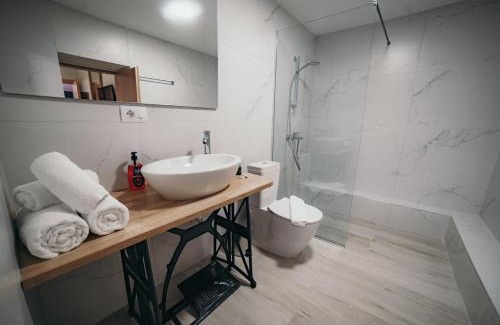 Qender Apartment | A rustic private cottage with 1 bedroom in center