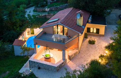 Ripenda Kosi House | A rustic stone house with pool and sea views.